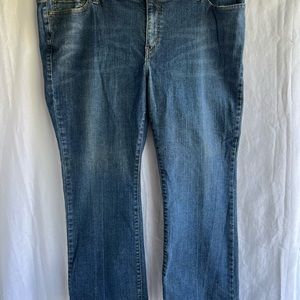 Levi 590 bootcut fuller waist medium wash jeans, size 20m